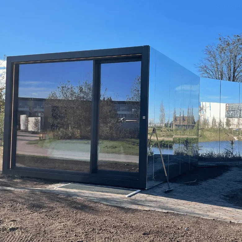 Pool house vitré à ossature aluminium anthracite et bardage miroir, en fin de chantier