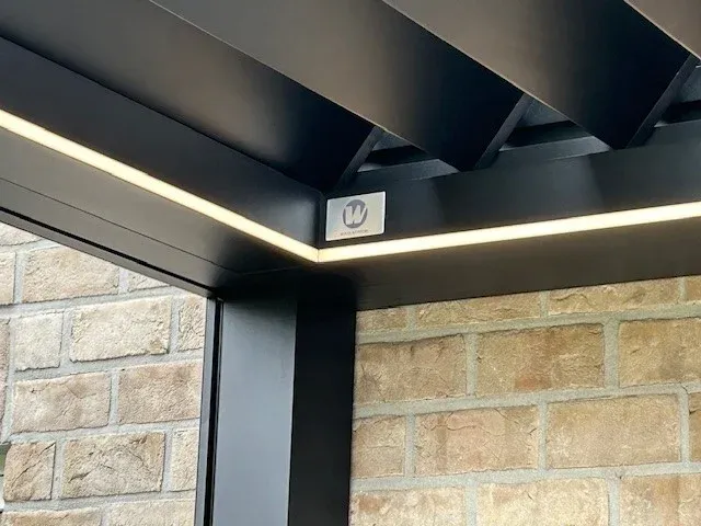Détail des lames et du bandeau LED d’une pergola bioclimatique Winsol anthracite